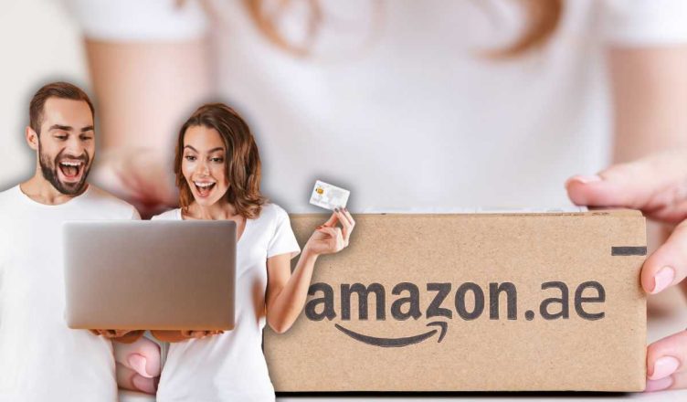 coppia sorridente con amazon in sfondo