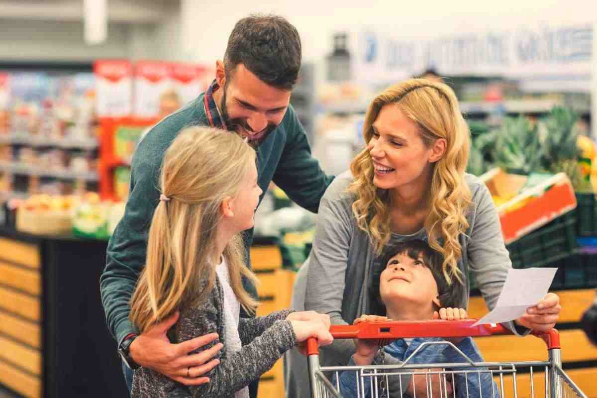 famiglia con carrello al supermercato