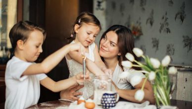 mamma che cucina con i bambini