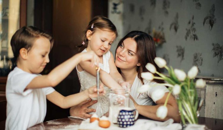 mamma che cucina con i bambini